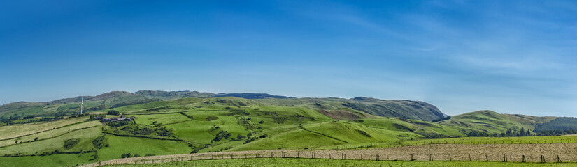 Fototapeta premium Die herrliche Hügellandschaft bei Trefeurig, Credigion in Wales als hochauflösendes Panorama