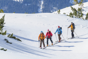 eine Gruppe Skibergsteiger