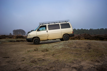 Allrad Van auf einem Hügel im Nationalpark De Hoge Veluwe