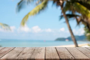 Poster Houten tafelblad en wazig zomer strand en hemelachtergrond. - kan worden gebruikt voor het weergeven of monteren van uw producten. © bunditinay