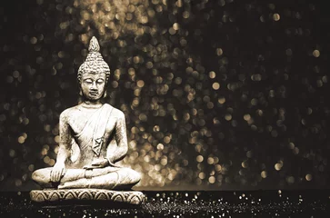 Photo sur Plexiglas Bouddha Statue de Bouddha sur un fond brillant et brillant avec bokeh. Photo dans un style vintage