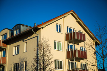 Fototapeta na wymiar Mehrfamilienhaus modern, schick