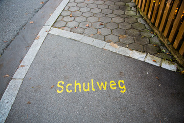 Schulweg auf Gehweg/Bordstein aufgezeichnet