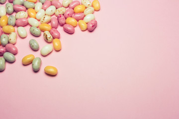 Jelly Beans auf rosa Untergrund mit Textfreiraum.