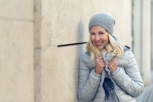 H&uuml;bsche junge Frau in Wintermode 