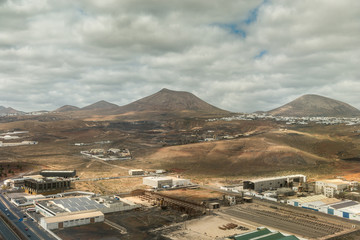 Fototapeta premium budynki przemysłowe w dolinie Lanzarote, zdjęcie lotnicze