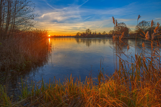 Thielenburger See - 29.11.2016 - 1 / Sonnenuntergang &uuml;ber dem Thielenburger See in Dannenberg (Wendland, Niedersachsen). Aufgenommen am 29. November 2016.