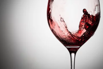 Rolgordijnen Splash of red wine in glass © nuclear_lily