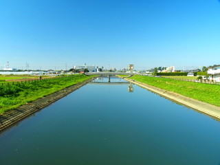 秋の放水路風景