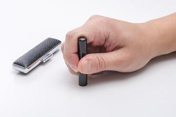 判子を押す手のクローズアップ