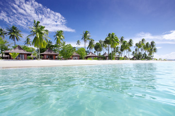 Obraz premium view of nice exotic huts on tropical beach