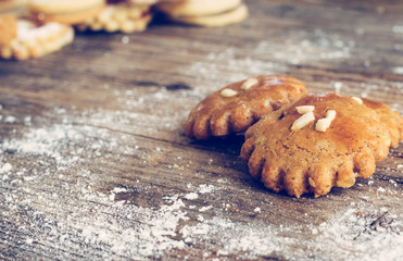 Lebkuchen Plätzchen und Staubzucker auf rustikalem Holz
