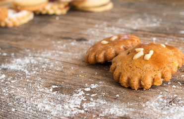 Lebkuchen Plätzchen und Staubzucker auf rustikalem Holz