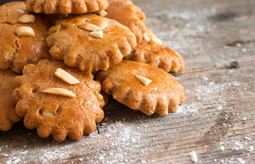 Lebkuchen Plätzchen und Staubzucker auf rustikalem Holz
