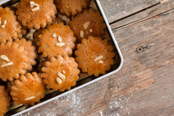 Blechdose mit Lebkuchenplätzchen und Weihnachtskugel, auf rustikalem Holz