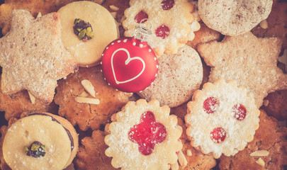 Weihnachtsplätzchen, Weihnachtskugel und Lebkuchen, Breitbild Draufsicht