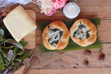 Bread baked spinach with cheese is delicious.