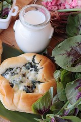 Bread baked spinach with cheese is delicious.