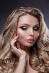 Fototapeta premium Beauty woman with beautiful make-up color .