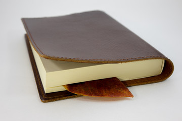 本革のブックカバーと枯葉の栞