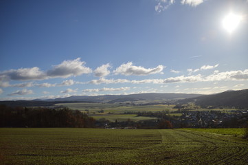 Fototapeta premium Blick ins Tal mit Herbstsonne