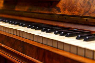 Fototapeta na wymiar клавиши старого пианино
