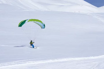 Rolgordijnen green skier finish with a paraglider © Аrtranq