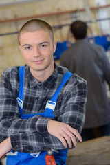 Obraz premium positive young garage worker