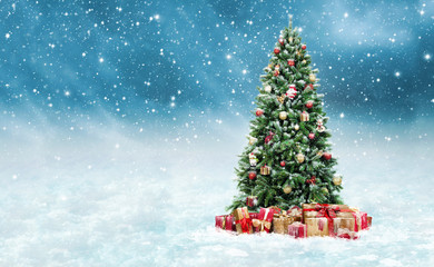 Geschmückter Christbaum mit Geschenken im Schnee