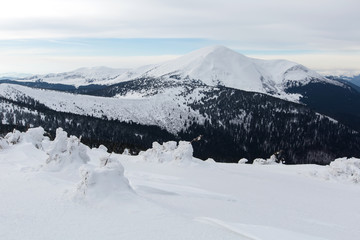 Obraz premium Winter mountains on cloudy day