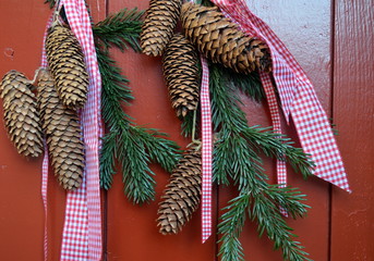Weihnachtsdeko an roter Hütte