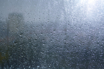 las gotas de agua sobre la ventana