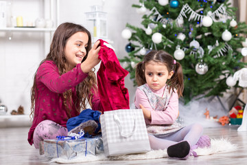 Bambina delusa dal regalo di Natale
