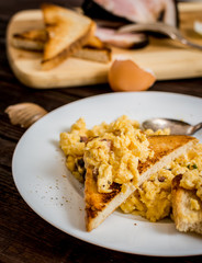 Scrambled eggs with bacon