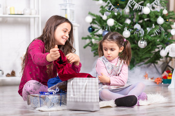 Naklejka premium Bambina delusa dal regalo di Natale