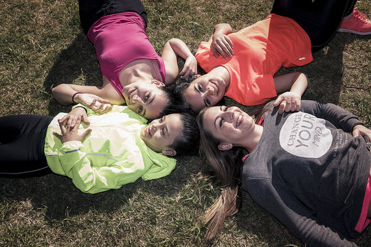 Chicas felices tumbadas en la hierva 