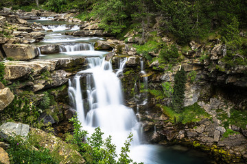 Fototapeta na wymiar Gradas de Soaso. Waterfall in the spanish national park Ordesa 