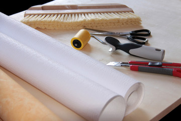 Tapezieren mit Werkzeug