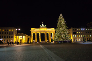 Brandenburger Tor mit Pariser Platz in Weihnachtsstimmung neben © Ananda