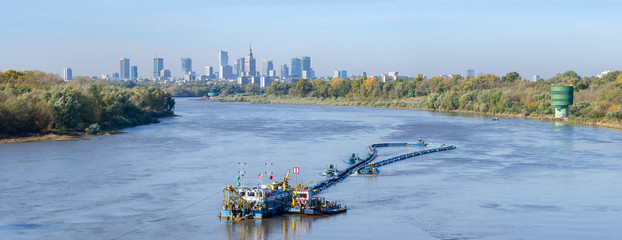 Pogłębiarka na Wiśle w Warszawie © Dejan Gospodarek