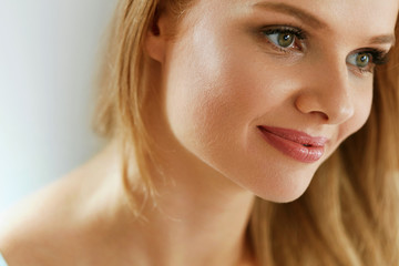 Fototapeta premium Beauty Woman Portrait. Happy Smiling Girl With Beautiful Smile