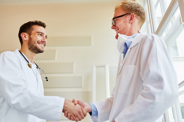 Obraz premium Ärzte begrüßen sich als Kollegen