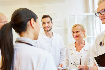 Obraz premium Ärzte besprechen Zusammenarbeit