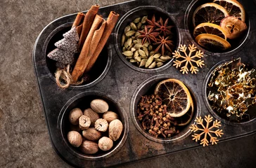 Foto op Plexiglas Kerstkruiden voor het bakken van Stollen en koekjes © Rozmarina