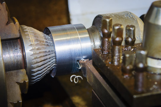 Outer groove parts in the centers of the lathe