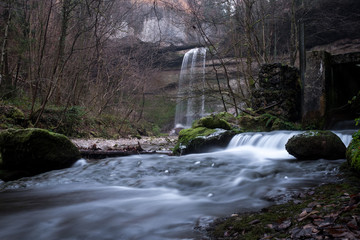 Fototapeta na wymiar Mystischer Wasserfall im Tobel