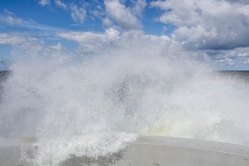 Fale rozbijające się o molo © Dejan Gospodarek