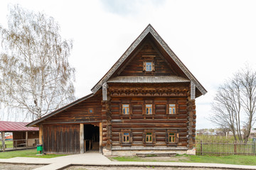 Fototapeta na wymiar facade of the old log house in Suzdal