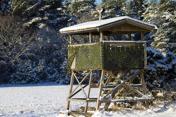 Ett jakttorn i ett vinterlikt landskap © perake