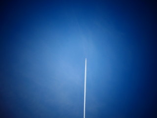 Flugzeug durchquert blauen Himmel